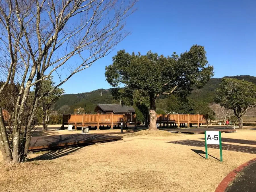 子供の遊び場と大型温泉施設が隣接したキャンプ場 観音池公園キャンプ場 キャンプ アウトドアのtakibi タキビ