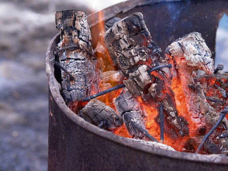 炭の火熾しに便利なおすすめ火熾し器3選