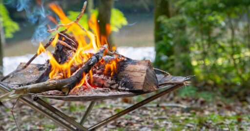 初心者でも安心! キャンプで焚き火の火熾しをするときのコツ