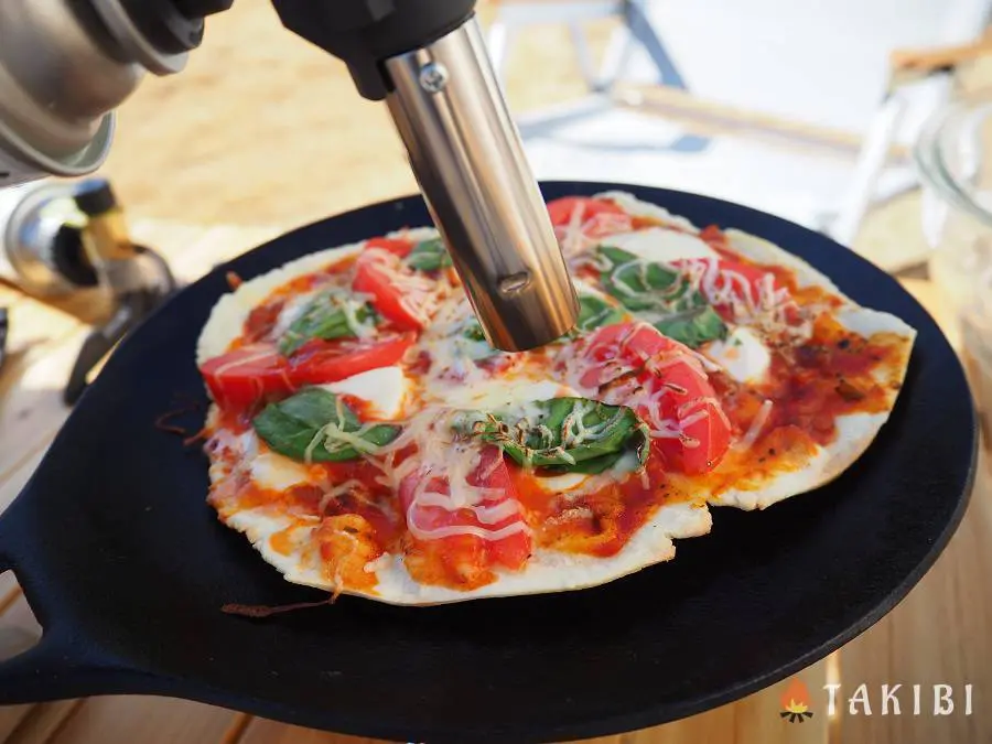 発酵なしで簡単 サクサク食感のクリスピーピザ そとごはん キャンプ アウトドアのtakibi タキビ