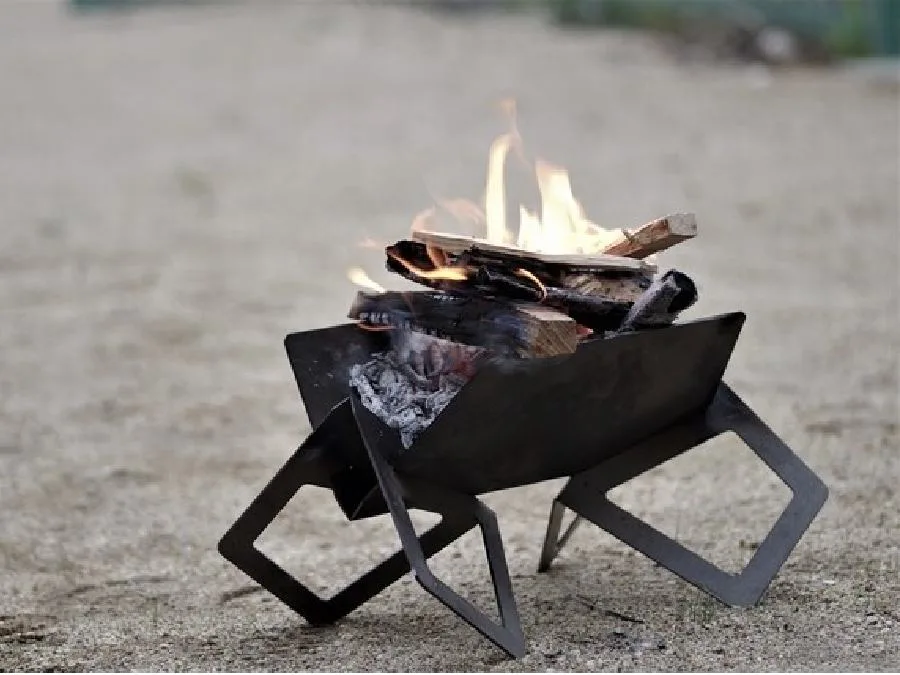 金属板3枚で組み立て可能なソロ焚き火台「flames」 | キャンプ