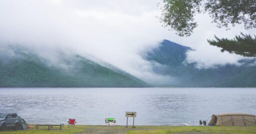 【山梨県】本栖レークサイドキャンプ場で本栖湖を満喫!絶景とアクティビティを両方楽しめる湖畔キャンプ