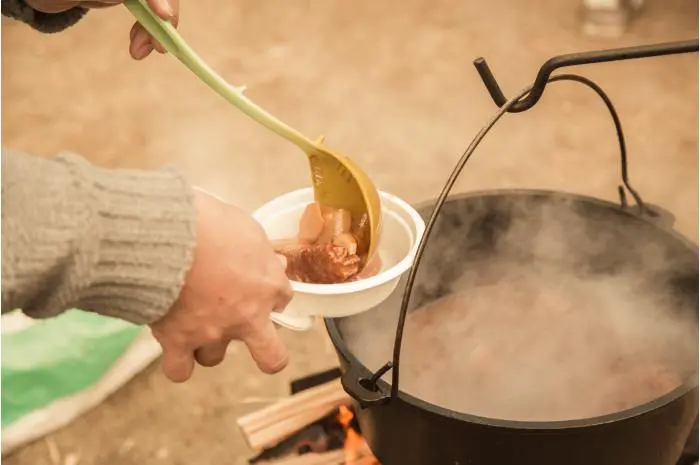 ダッチオーブンで作るキャンプ飯 定番 注目メニュー選 Takibi タキビ キャンプ アウトドアの総合情報サイト