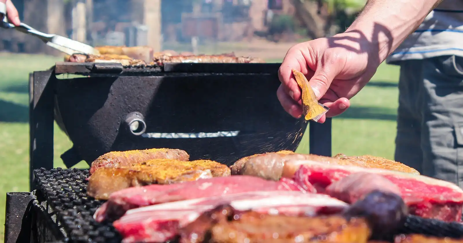 BBQと言えば肉！持っていく量やおすすめの部位などをまとめてご紹介 | TAKIBI（タキビ） | キャンプ・グランピングなどアウトドアの総合情報サイト